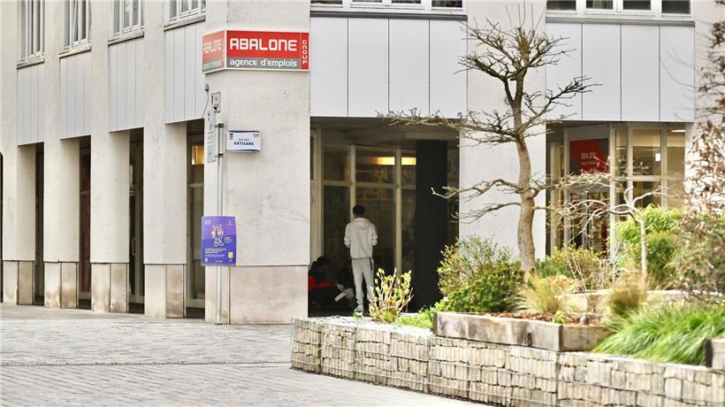 Menschen versammeln sich am späten Nachmittag unter historischen Arkaden bei warmem Licht