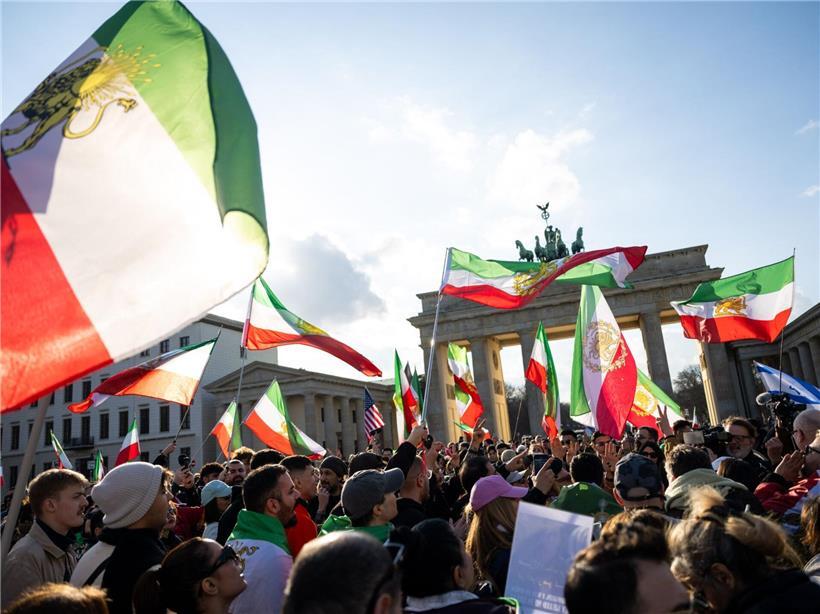 Demonstration in Berlin mit Hunderten Menschen, die den Tod von Revolutionsführer Ali Khamenei feiern
