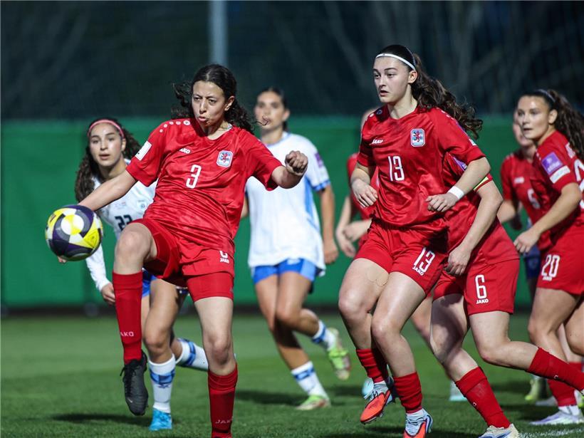 Amal Cherkane und Team kämpfen unter starkem Druck in spannender Wettkampfszene