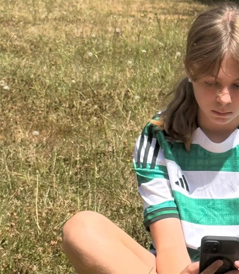 Amélie Diederich ist zwölf Jahre alt, geht im Herbst ins Sportlycée. Sie mag Fußball, Bücher, Harry Potter und hört am liebsten laute Rockmusik. Während der Schulferien schaut sie hin und wieder in der Tageblatt-Redaktion vorbei.