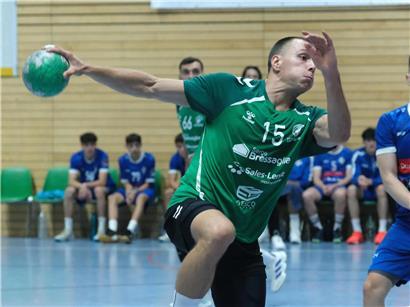 Amer Karamehmedovic erzielt acht Siebenmeter-Tore im Handballspiel, Top-Performer und Torjäger des Teams