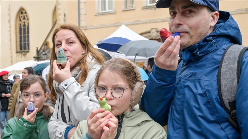 81 Stände in Berlin am Ostermontag mit Tonpfeifen in Vogelform, Keramik, Essen und Getränken auf Markt