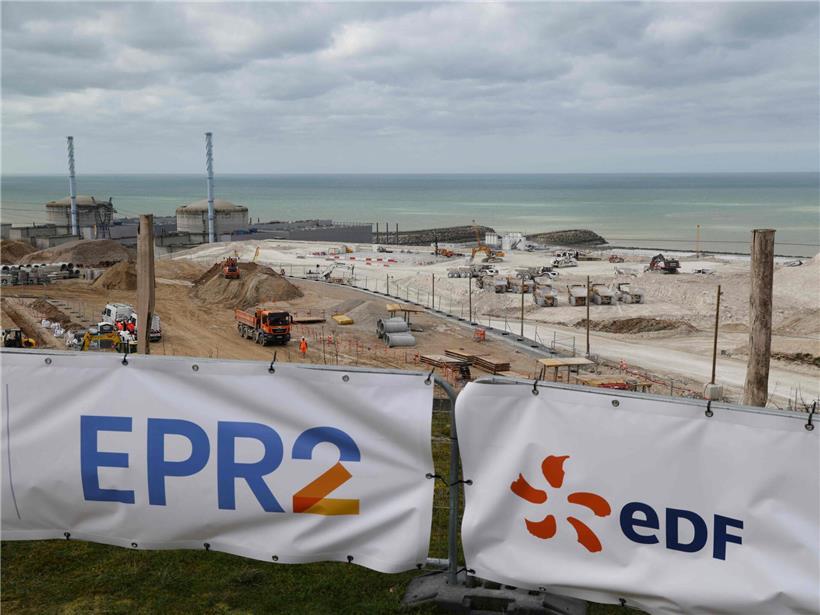 Neubau eines modernen Atomkraftwerks an der englischen Kanalküste mit Meerblick und Baustellenkränen