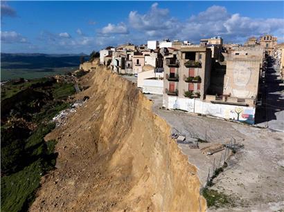 Evakuierung von rund 1.500 Menschen in Niscemi wegen Gefahrensituation im Stadtgebiet