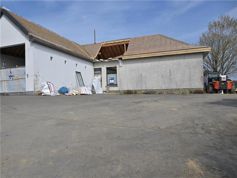 Baustelle des neuen Centre culturel in Donkols mit Parkplätzen, Spielplatz und Platz für 100 Gäste bis 2028