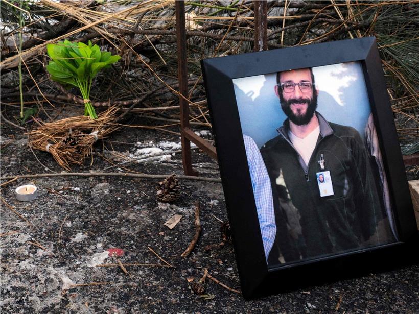 Foto des 37-jährigen Alex Pretti an provisorischem Gedenkort am Tatort in Minneapolis nach tödlichem Polizeischuss, Januar 2026