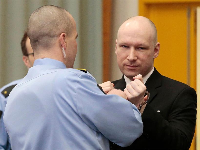 Anders Behring Breivik werden die Handschellen abgenommen, nachdem er den Gerichtssaal betreten hat