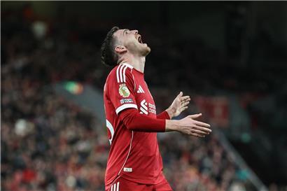 Andrew Robertson und Team kämpfen in der Champions League gegen Rückstand, entschlossener Blick, Spannung auf dem Spielfeld