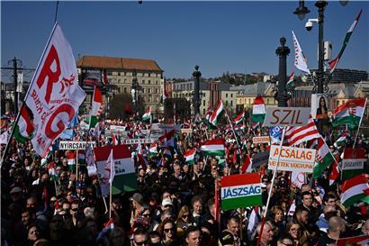 Anhänger von Ministerpräsident Viktor Orban bei Demonstration in Budapest mit Flaggen und Protestschildern