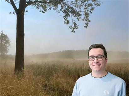 Anhaltende Trockenheit: Ein Traktor wirbelt am Samstag auf einem Feld nahe „Schléiwenhaff“ Staub auf