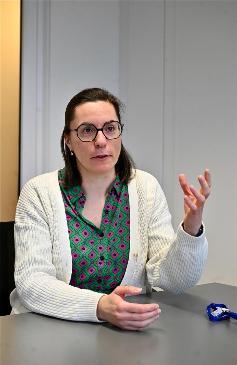 Anne-Marie Reckinger, stellvertretende Direktorin beim Wasserwirtschaftsamt, in ihrem Büro vor offiziellen Dokumenten