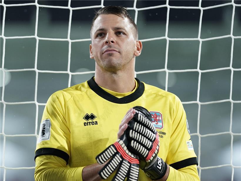 Anthony Moris beim Fußballspiel, entschlossen, seine Karriere als Torwart noch einige Jahre fortzusetzen