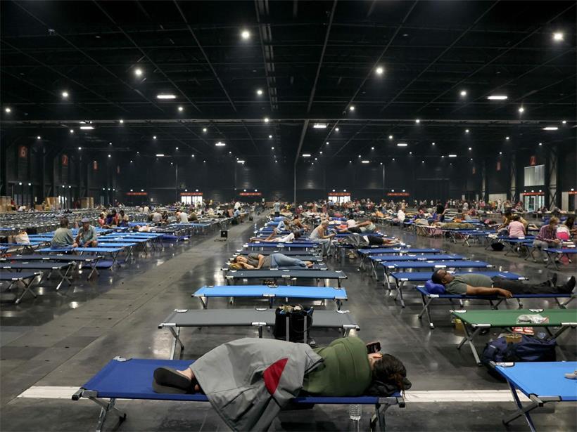 Anwohner ruhen sich im „Parc des expositions de Bordeaux“ aus, nachdem sie aufgrund von Waldbränden in der Region aus der Gefahrenzone gebracht worden sind. In Frankreich und Spanien wurden mehr als 160.000 Menschen aus Waldbrandgebieten in der Nähe von Madrid und Bordeaux gebracht.