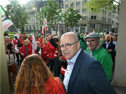 Arbeitsminister Marc Spautz im Gespräch mit OGBL- und LCGB-Demonstranten bei Gewerkschaftsprotest