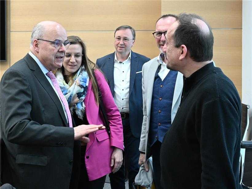 Arbeitsminister Marc Spautz mit Abgeordneten nach Sitzung des parlamentarischen Beschäftigungsausschusses zu Beschäftigungsthemen