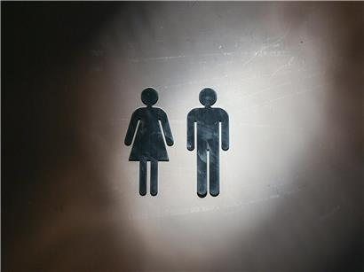 Frauen und Männer diskutieren unterschiedliche Arbeitsrealitäten 2025, Vielfalt und Arbeitsqualität im modernen Büro