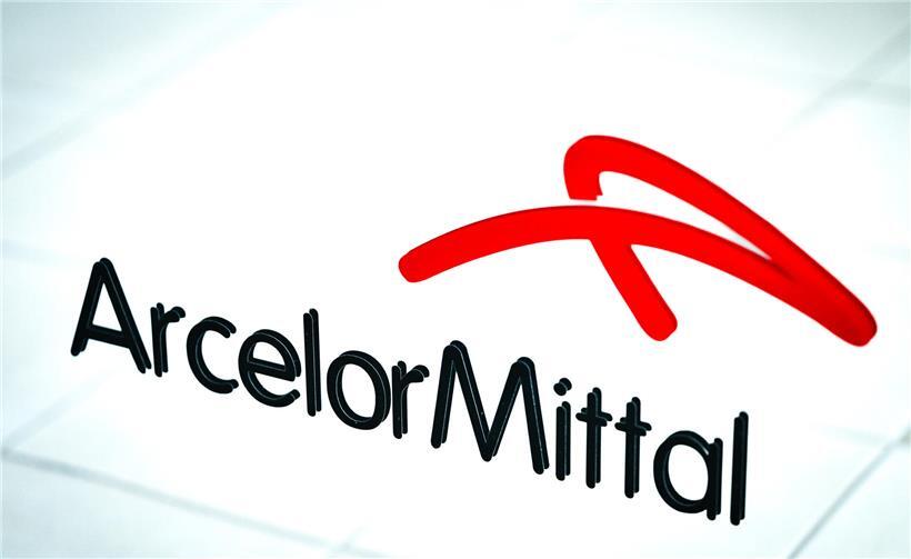 ArcelorMittal Büro in Luxemburg mit Mitarbeitern, Diskussion über Prüfung von 1.150 Arbeitsplätzen und Zukunft der Stahlindustrie