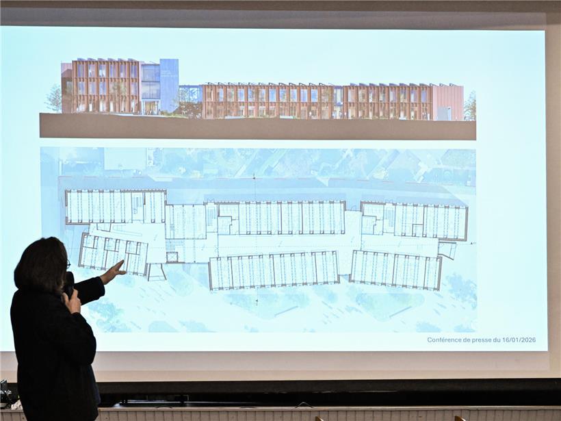 Arnaud De Meyer präsentiert einen detaillierten Entwurf auf großer Leinwand bei einer Fachveranstaltung