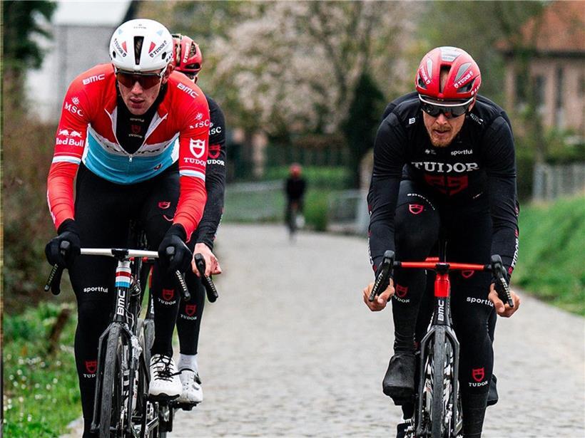 Arthur Kluckers startet als einziger Luxemburger bei der Flandern-Rundfahrt, Aufnahme mit Rennrad und Teamtrikot