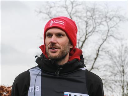 Nationaltrainer Jempy Drucker hält sich am Samstag wegen Magenbeschwerden den Bauch