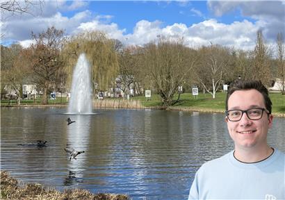 Enten am Hesper Weiher im Frühling, umgeben von grünem Schilf und blühender Natur