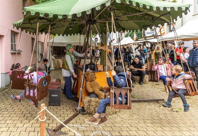 Die Ritter sind los: Was Besucher auf dem „Butschebuerger Buergfest“ erwartet Auch dieses Mal wieder dabei: das handbetriebene Karussell