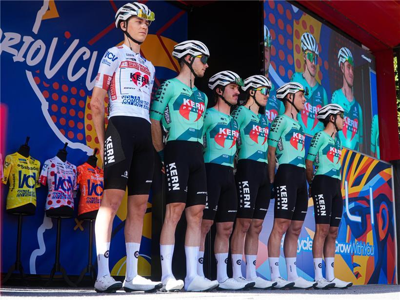 Auch im weißen Trikot: Mats Wenzel (ganz links)