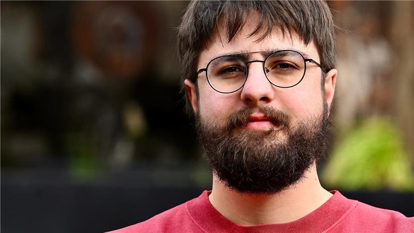 Louis läuft 2027 motiviert durch die Ziellinie beim Ironman Klagenfurt ohne Cédric an seiner Seite