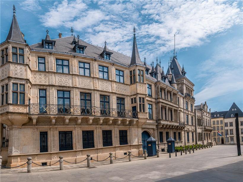 Warnhinweis vor betrügerischen E-Mails vom großherzoglichen Hof zur Vermeidung von Phishing-Angriffen