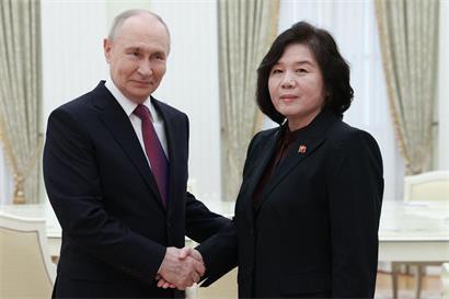 Auf dem Bild der staatlichen Agentur Sputnik begrüßt der russische Machthaber Wladimir Putin die nordkoreanische Außenministerin Choe Son-hui