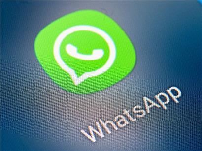 Smartphone-Display mit dem WhatsApp-App-Icon, Messaging-App für mobile Kommunikation und Chat-Nachrichten