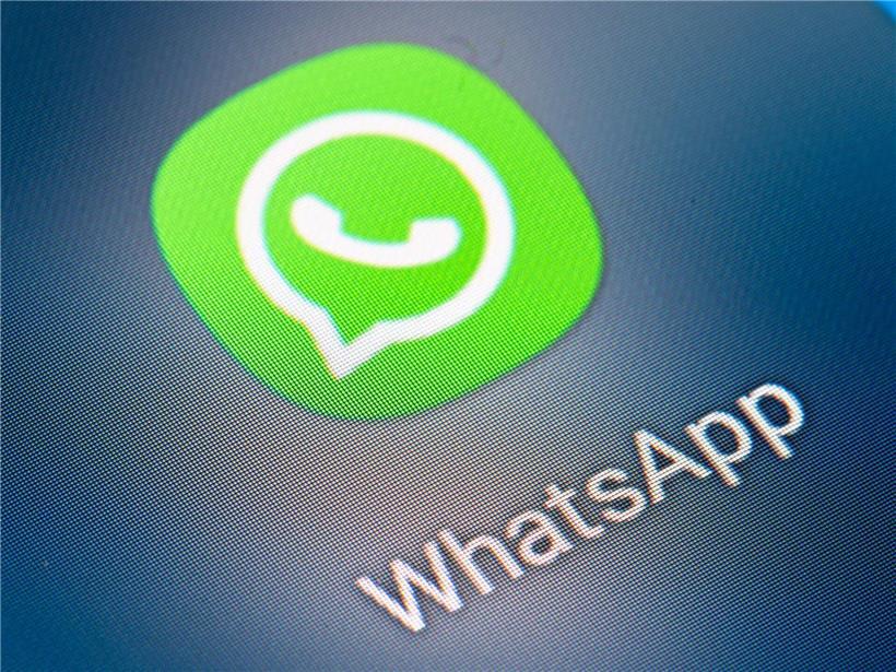 Smartphone-Bildschirm mit WhatsApp-App-Icon, Messaging-App für Textnachrichten und Anrufe