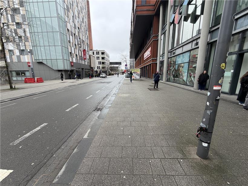 Parkverbotsschild auf Bürgersteig, ignoriert von Auto, das dort unerlaubt parkt, Verkehrssicherheit und Regeln