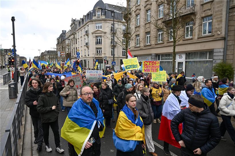 Demonstration in der Stadt mit wachsender Teilnehmerzahl auf dem Weg durch die Straßen