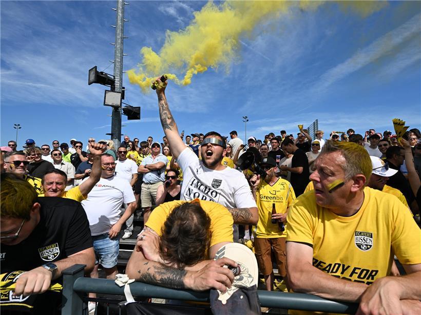 Spannungsgeladene Zuschauer auf den Tribünen, die das Spielgeschehen intensiv verfolgen und mitfiebern