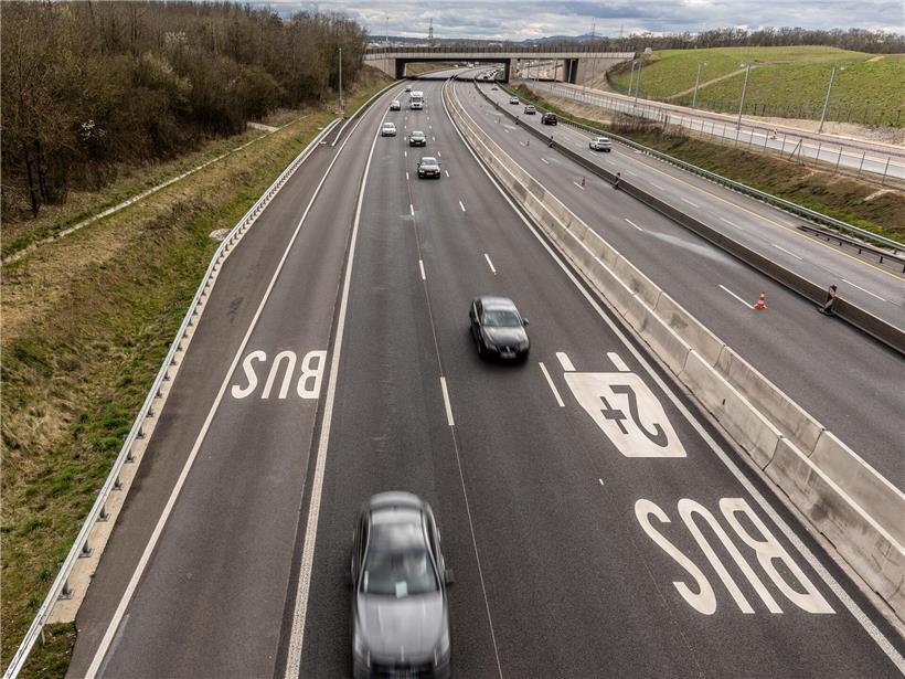 Ministerin Yuriko Backes auf der A3 betont, wie Technik und Regeln Verkehrsharmonie und Sicherheit verbessern