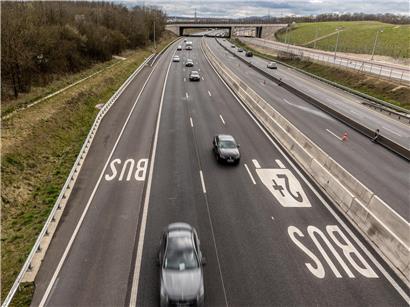 Ministerin Yuriko Backes auf der A3 betont, wie Technik und Regeln Verkehrsharmonie und Sicherheit verbessern