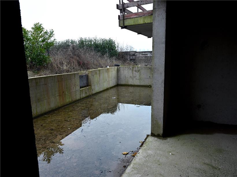 Terrasse ohne sichtbaren Abfluss, wasserstau Gefahr bei Regen, Außenbereich ohne Entwässerungssystem