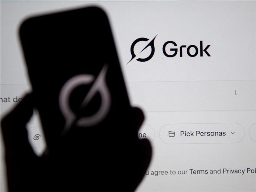 Computerbildschirm und Mobiltelefon zeigen die responsive Website von Grok für optimale Nutzererfahrung