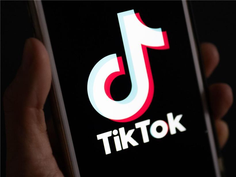 Smartphone zeigt das TikTok-Logo auf dem Bildschirm, Social Media App Symbol für Kurzvideos und Trends