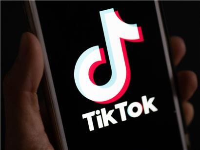 Smartphone zeigt das TikTok-Logo auf dem Bildschirm, Social Media App Symbol für Kurzvideos und Trends