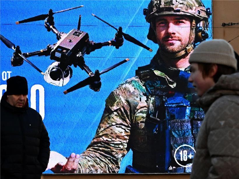 Russische Armee Rekrutierungswerbung auf großen Werbetafeln in St. Petersburg zur Soldatenanwerbung