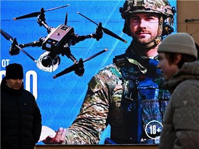 Russische Armee Rekrutierungswerbung auf großen Werbetafeln in St. Petersburg zur Soldatenanwerbung