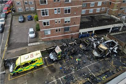 Ausgebrannte Rettungswagen auf einem Parkplatz an einer Straße im Stadtteil Golders Green im Norden Londons