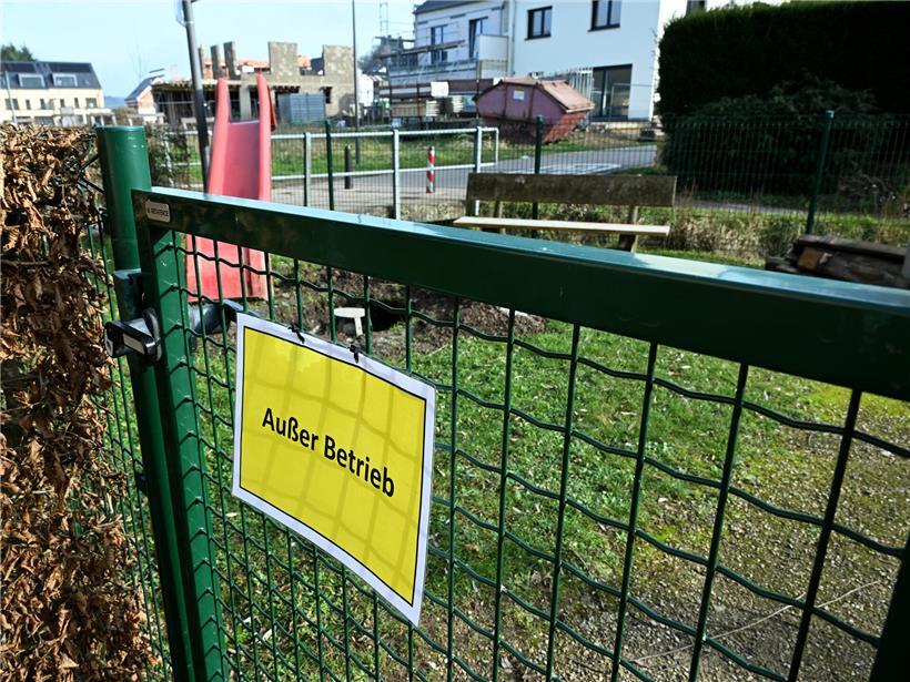 Spielplatz Bréil mit „Außer Betrieb“-Schild, abgesperrter Bereich, geplante Entfernung des Spielplatzes