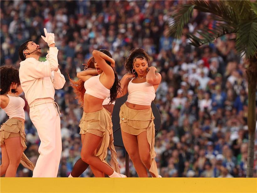 Bad Bunny live auf der Bühne vor jubelnder Menschenmenge bei großem Konzert