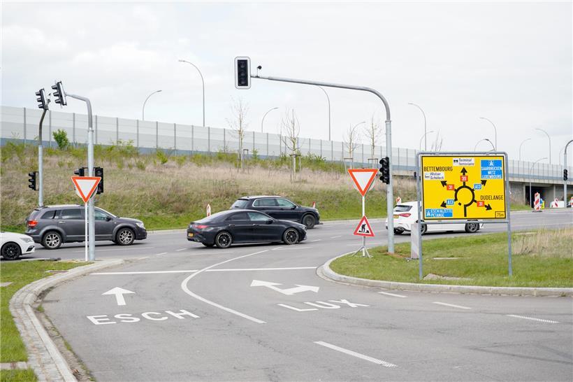 Moderne Ampelanlage steuert Verkehr und reduziert Stress für Autofahrer in der Stadt