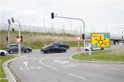 Moderne Ampelanlage steuert Verkehr und reduziert Stress für Autofahrer in der Stadt