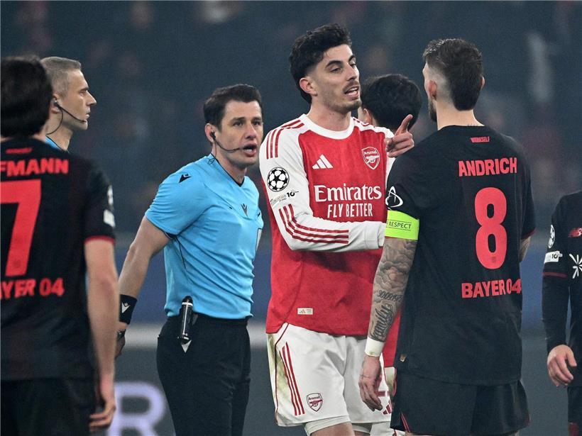 Bayer Leverkusen kämpft 90 Minuten lang intensiv gegen Arsenal im Fußballspiel Bundesliga vs Premier League