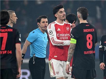 Bayer Leverkusen kämpft 90 Minuten lang intensiv gegen Arsenal im Fußballspiel Bundesliga vs Premier League